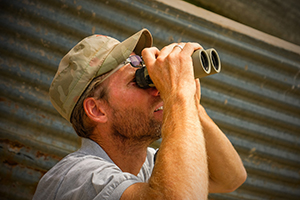 Hans-Dieter Wiss mit Fernglas